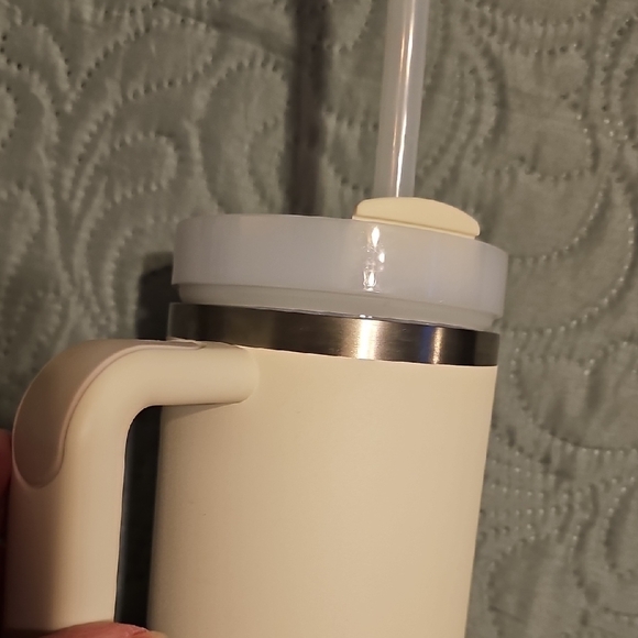 STANLEY The Quencher H2.0 Flowstate Tumbler | 30 OZ Cream, Off-White - Picture 4 of 8